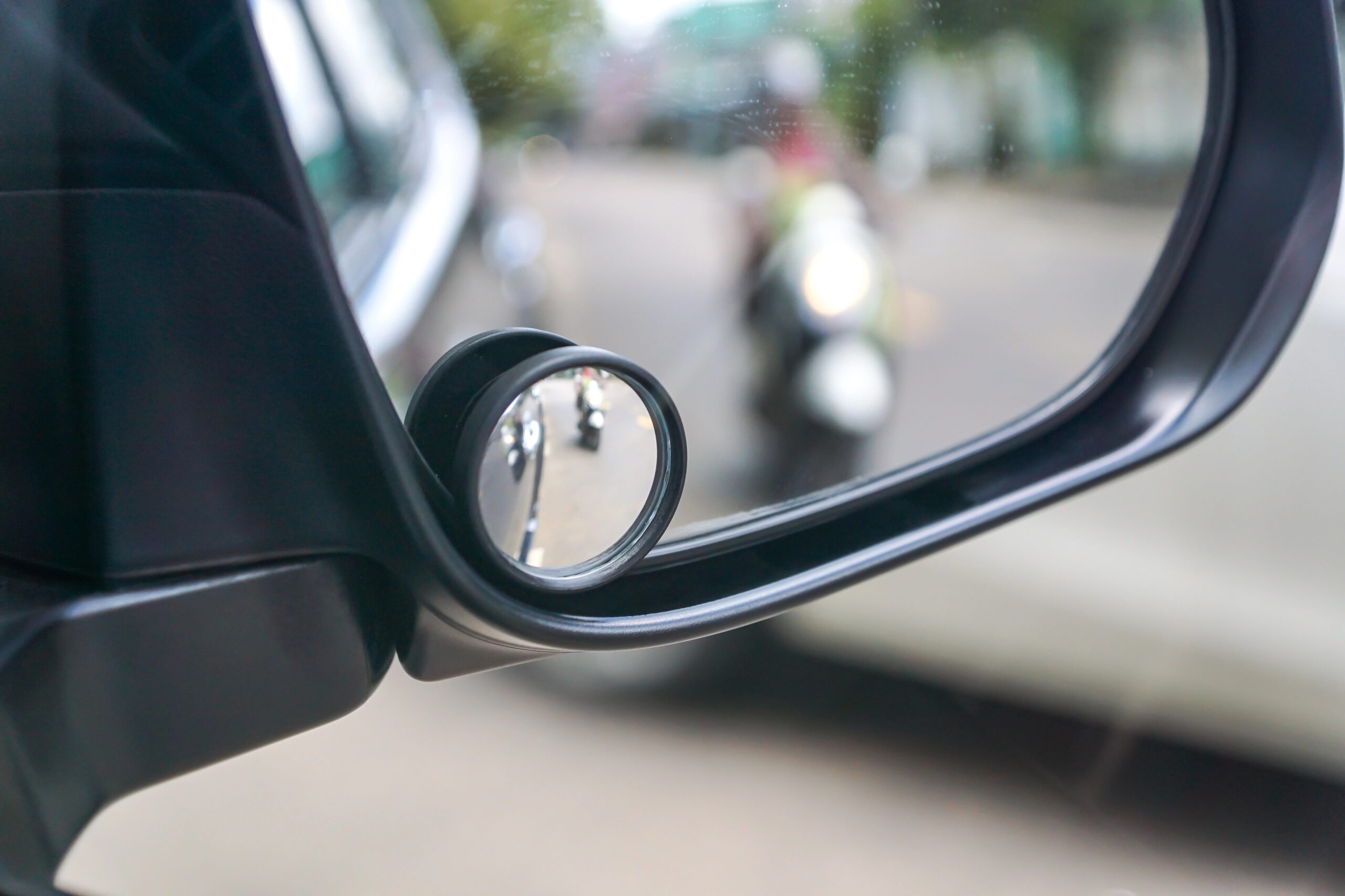 Blind spot mirror on car