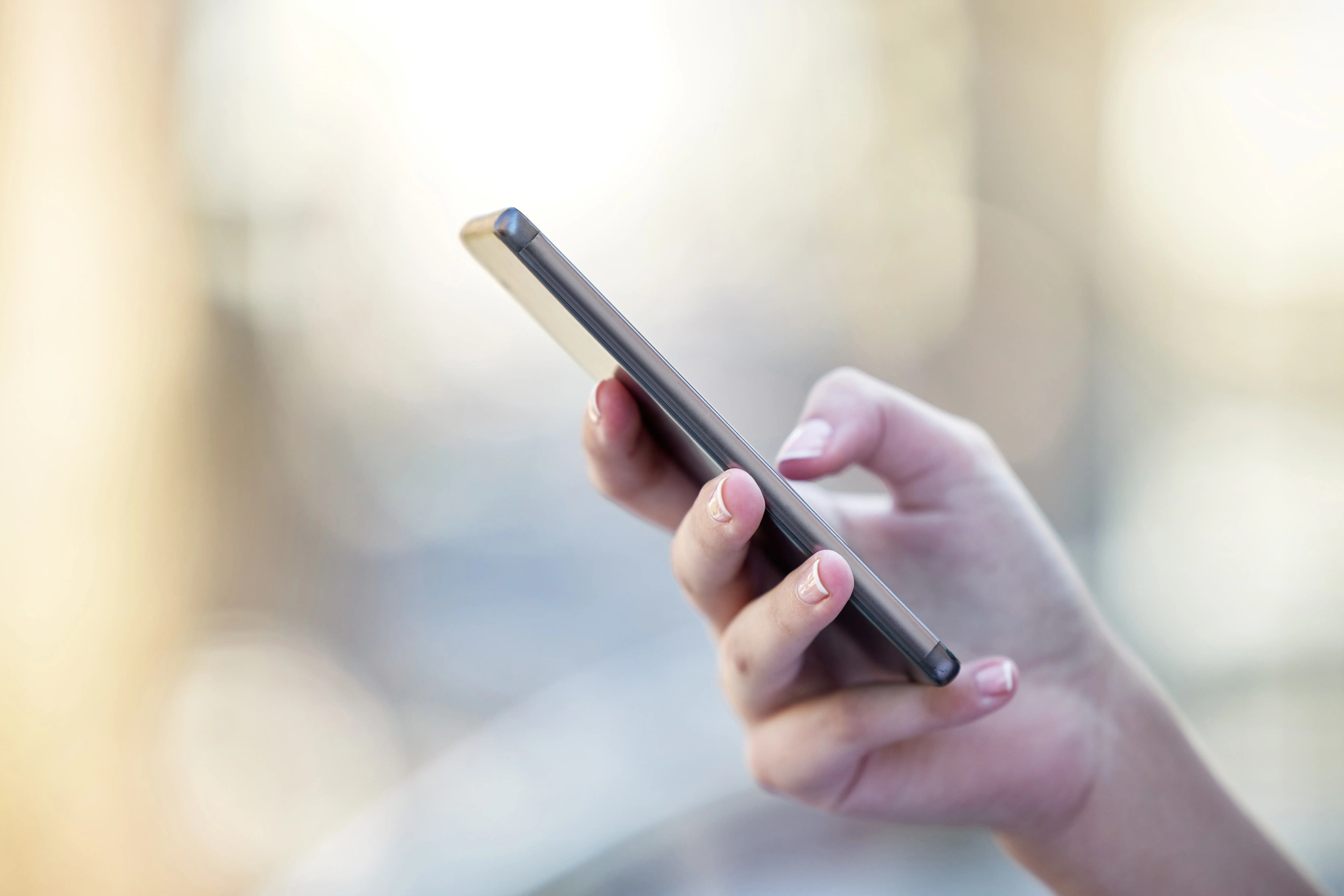 Hand holding smartphone.